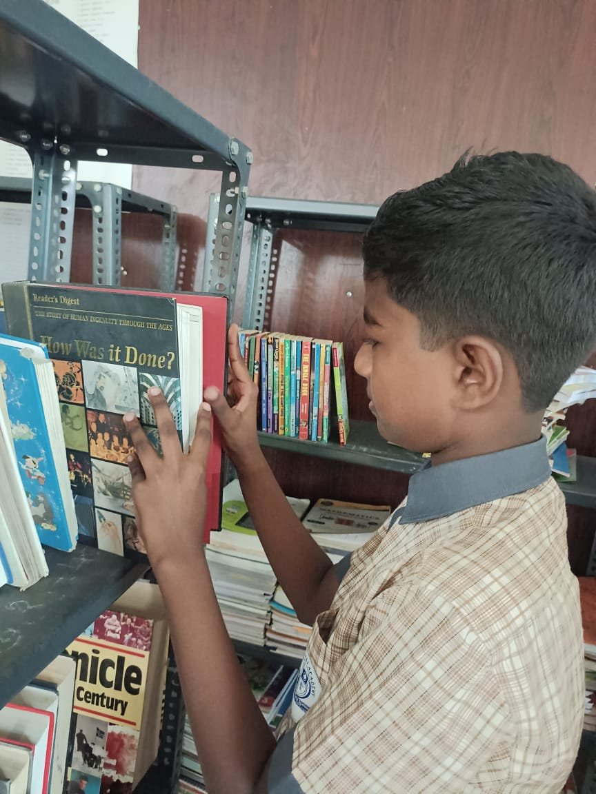 Students reading and expanding knowledge